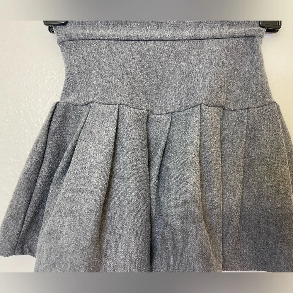 Zara Girl’s Gray Pleated Skirt with Patch Accents Size‎ 6